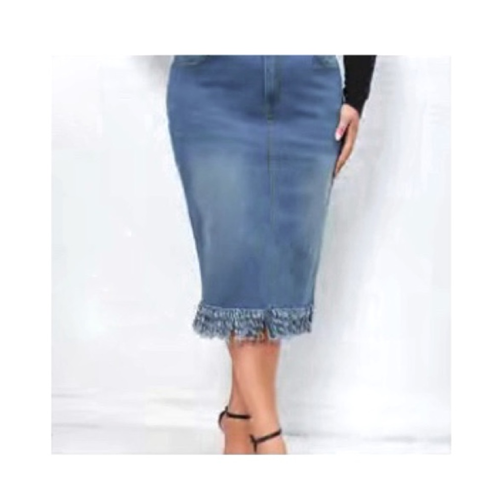 NEW Plus size raw hem stretchy denim skirt NWOT